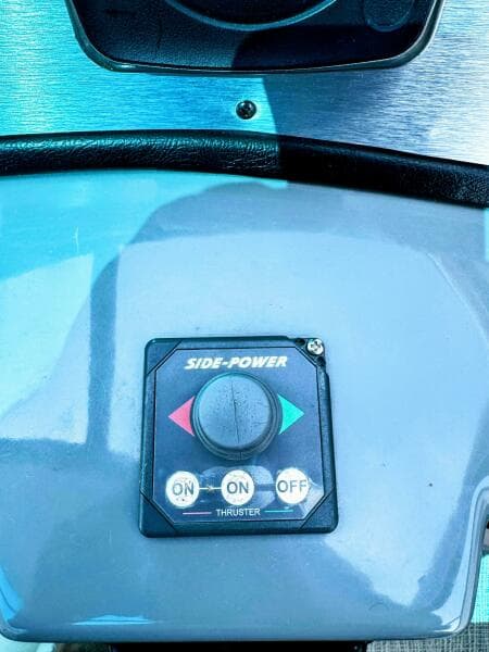 2005 Cruisers Yachts 540 Express