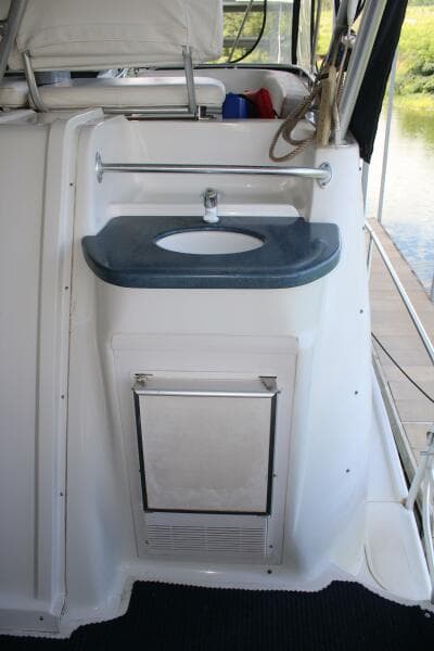 34 ft Mainship - Aft Deck Sink and Ice Maker