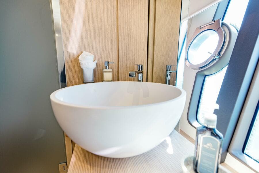 2017 Ferretti Yachts 750