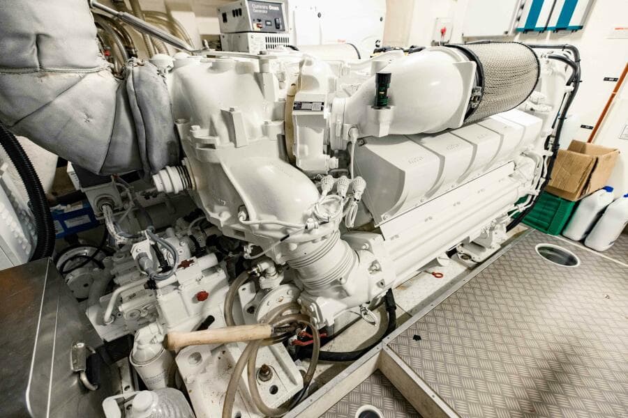 2017 Ferretti Yachts 750