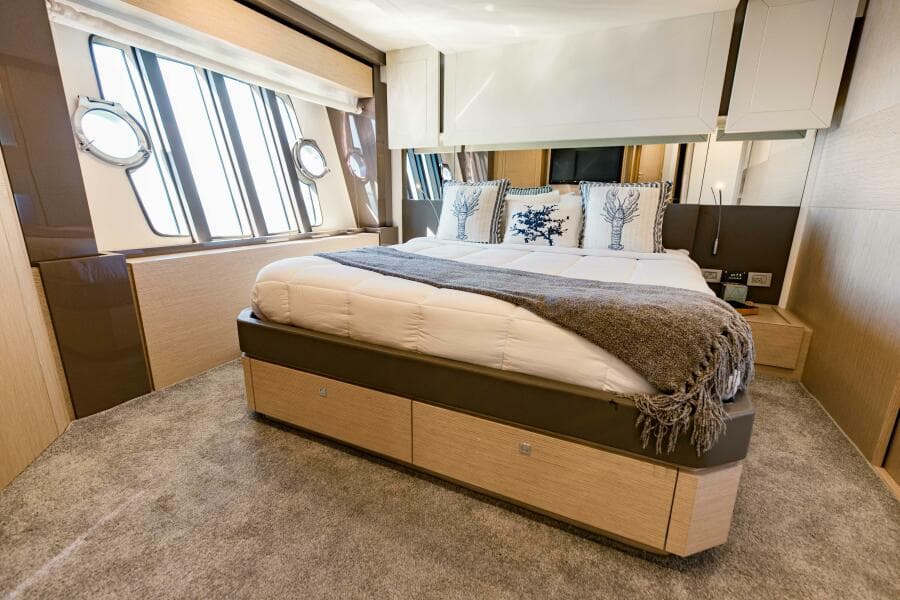 2017 Ferretti Yachts 750