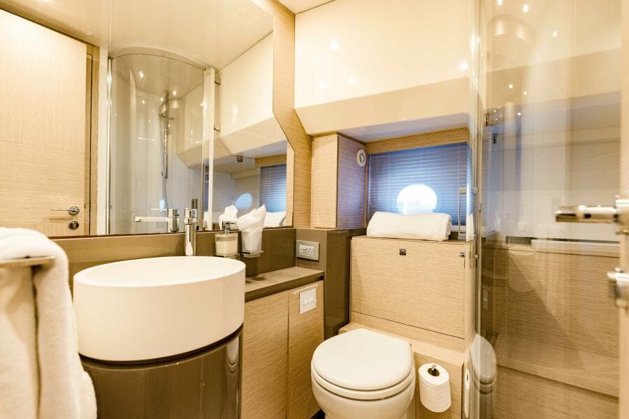 2017 Ferretti Yachts 750