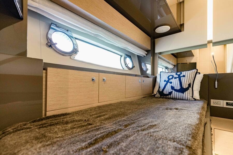 2017 Ferretti Yachts 750