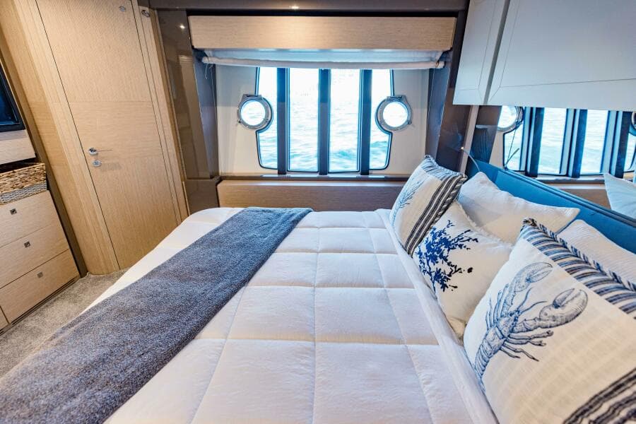 2017 Ferretti Yachts 750