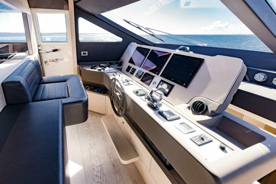 2017 Ferretti Yachts 750