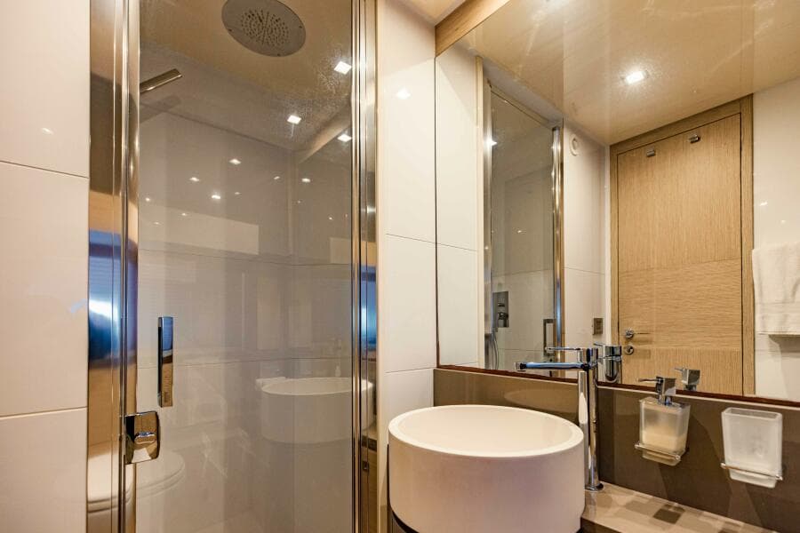 2017 Ferretti Yachts 750