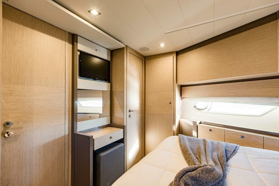 2017 Ferretti Yachts 750
