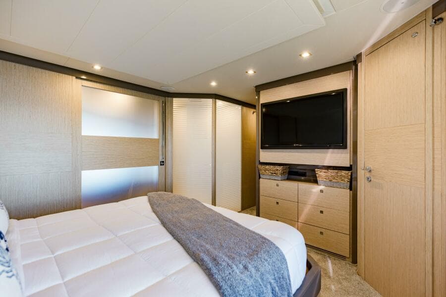 2017 Ferretti Yachts 750