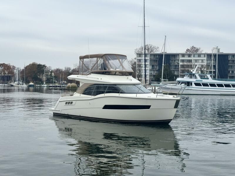 2016 Caver C34 Starboard Bow