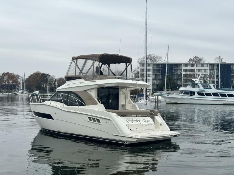 2016 Carver C34 Port Quarter