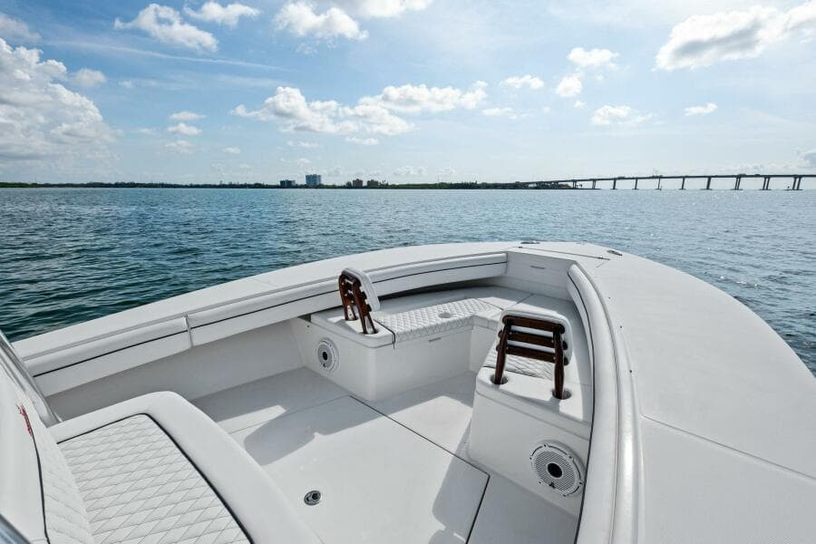 2012 Regulator 32 Forward Seating