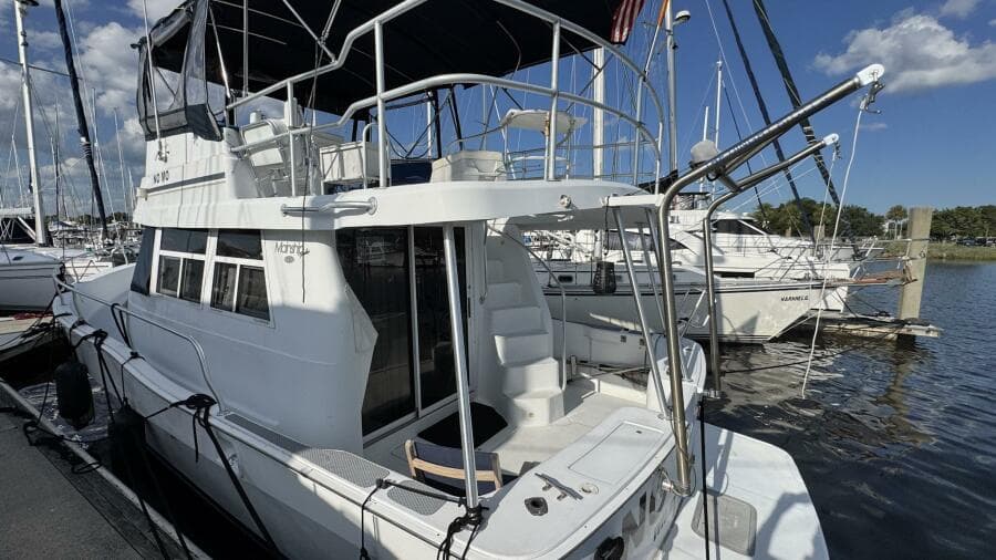 1999 Mainship 350 Stern