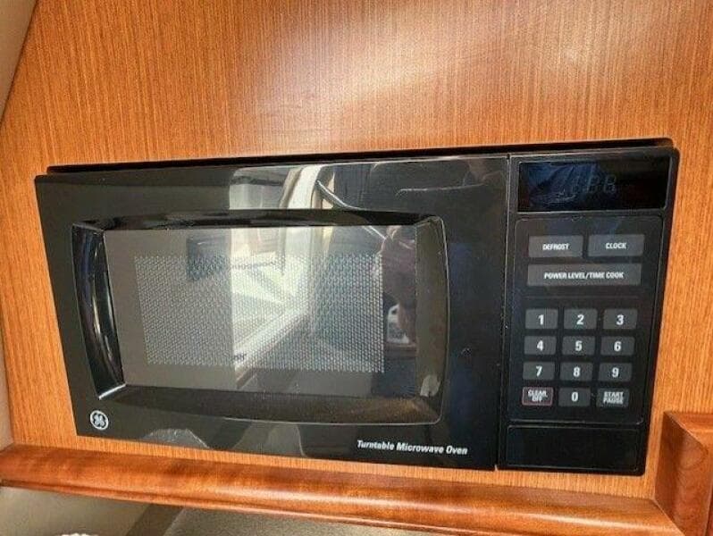 2004 Cruisers Yachts 340 Express - Photo 26