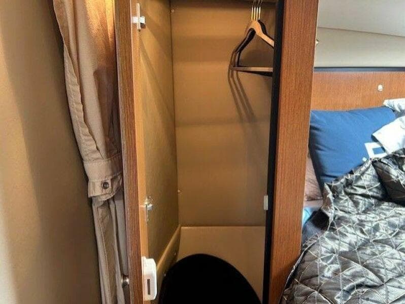2004 Cruisers Yachts 340 Express - Photo 35