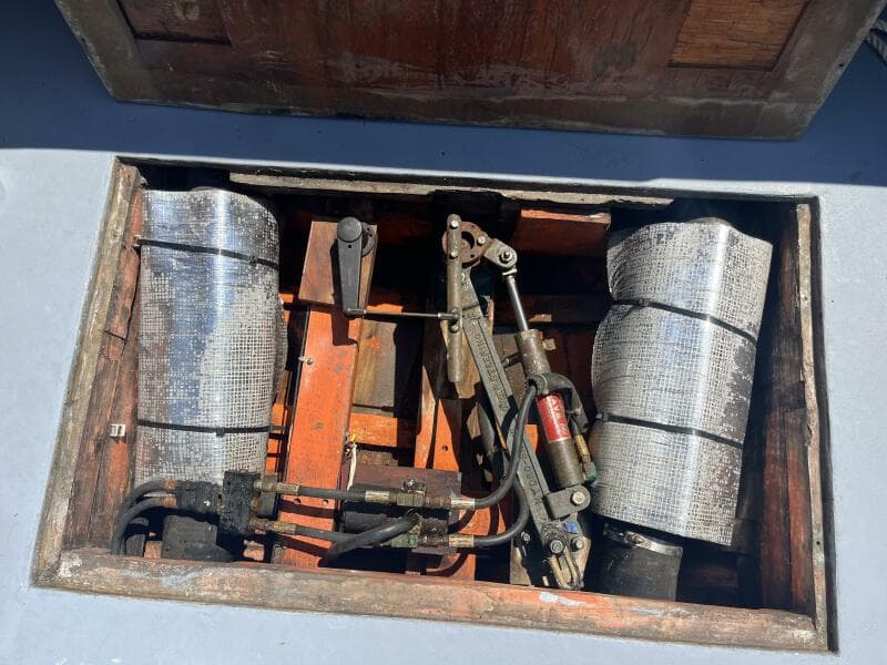 30'RonaldRich Hydraulic steering and mufflers