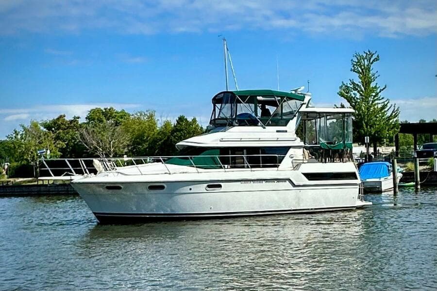 1991 Carver 3807 Aft Cabin