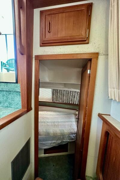 1991 Carver 3807 Aft Cabin