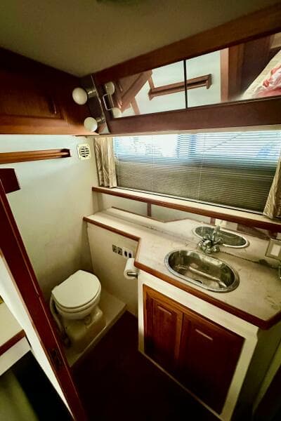 1991 Carver 3807 Aft Cabin