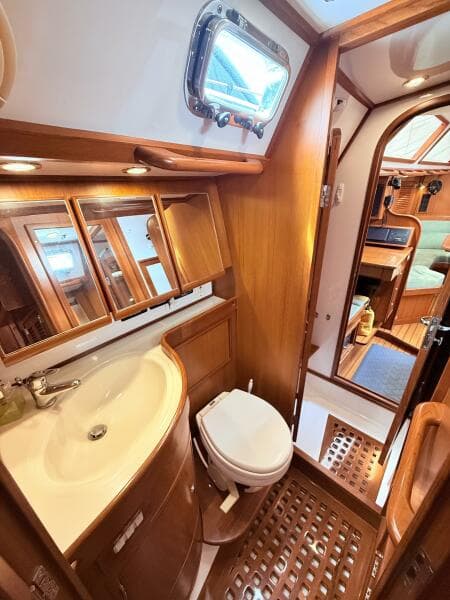 2008 Hylas 46 Center Cockpit