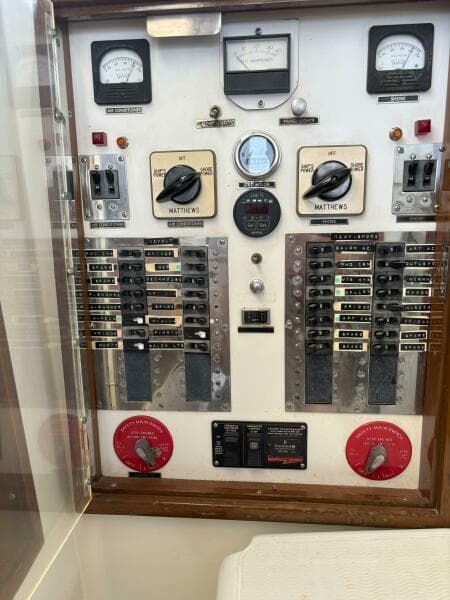 1972 Matthews 4 Flush Deck