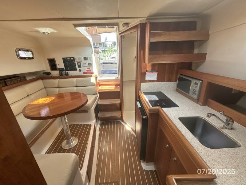 34' Mainship salon aft