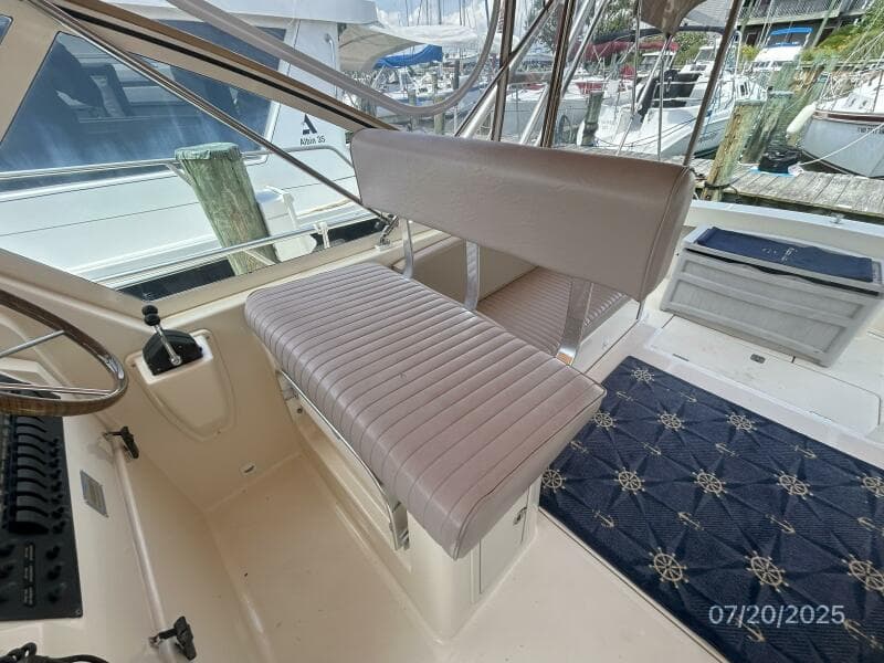 34' Mainship helm benchseat