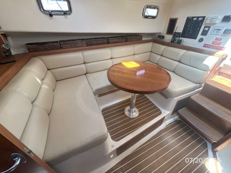 34' Mainship salon starboard seating