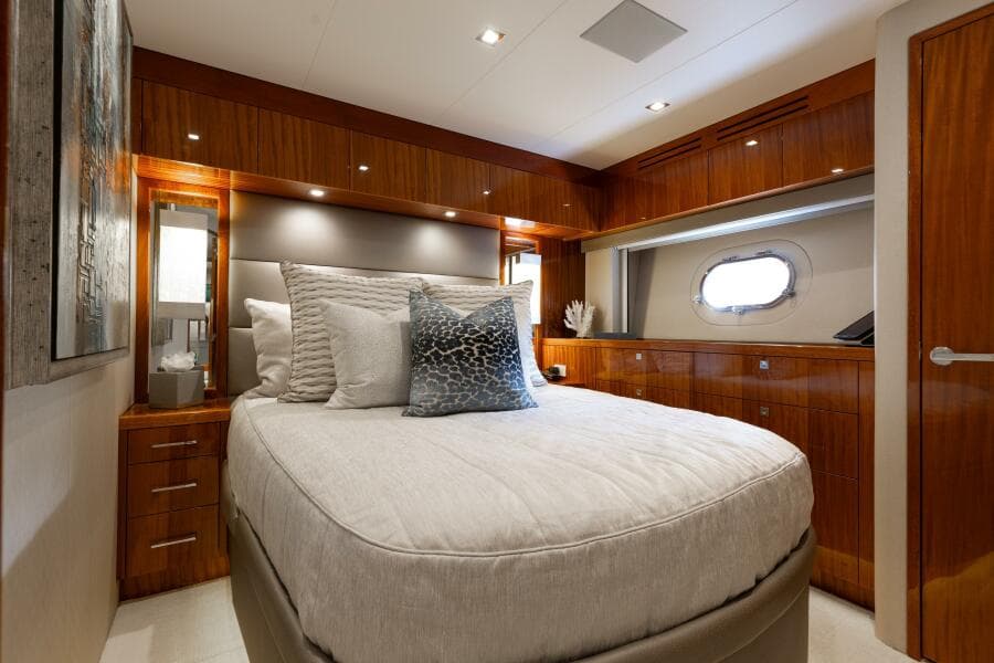 2014 Hatteras 80 - Photo 28