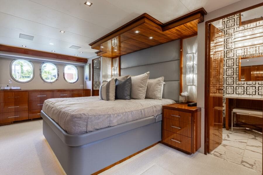 2014 Hatteras 80 - Photo 24
