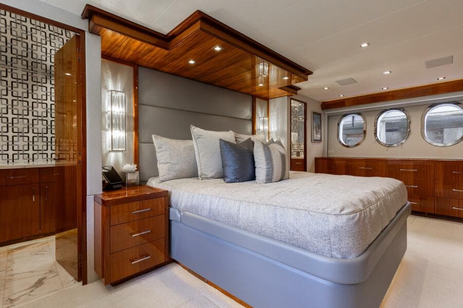 2014 Hatteras 80 - Photo 25