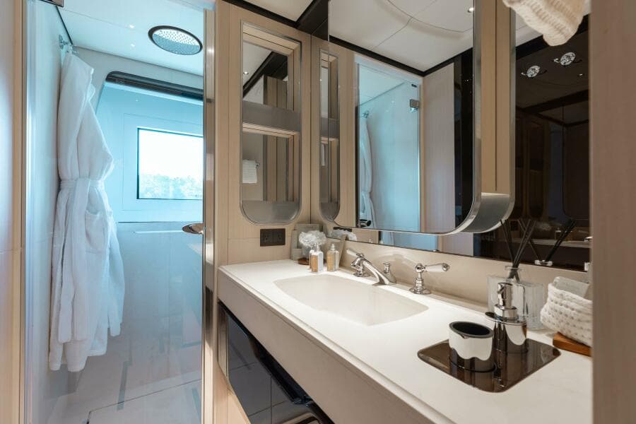 VIP 2 Stateroom Head