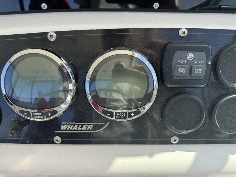 1999 Boston Whaler 28 Conquest