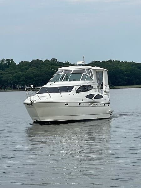 2004 Cruisers Yachts 405 Express Motoryacht