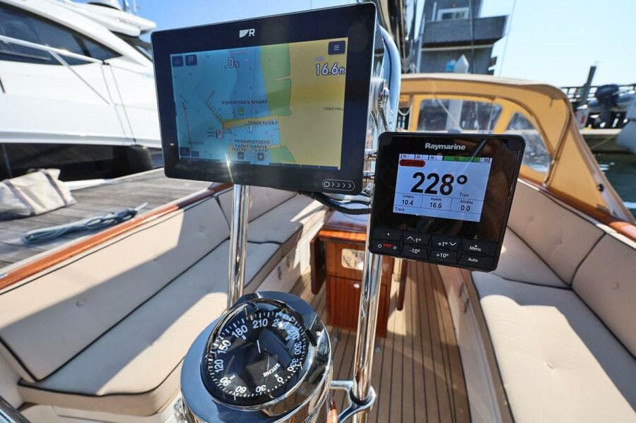 Helm GPS And Autopilot