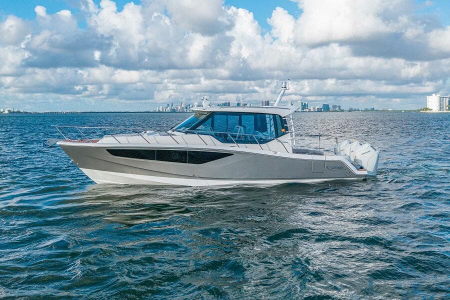 2024 Boston Whaler 405 Conquest
