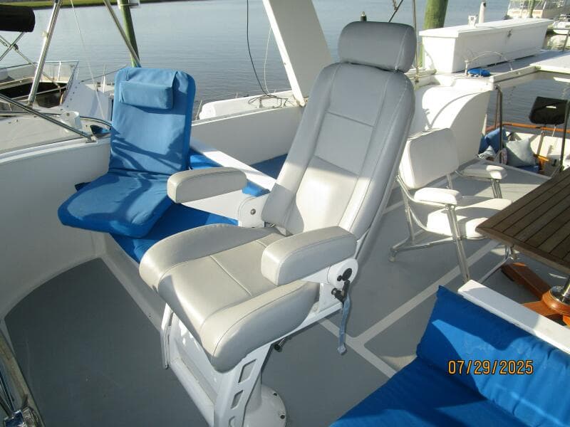 44' DeFever flybridge helmseat1