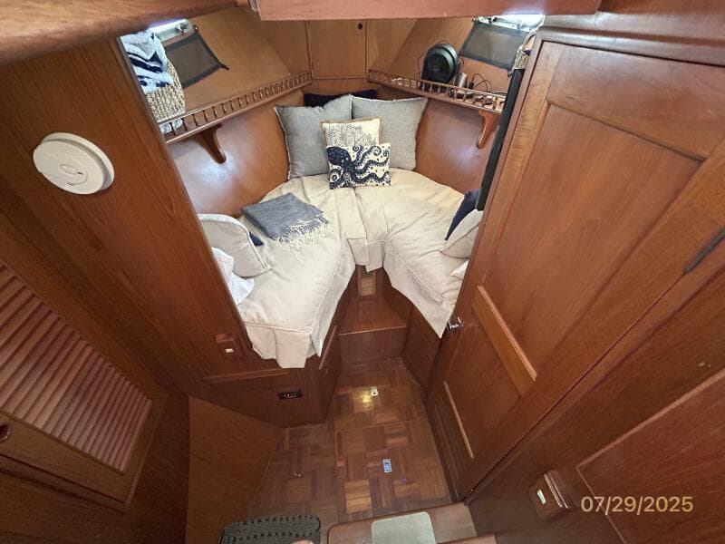 44' DeFever guest stateroom