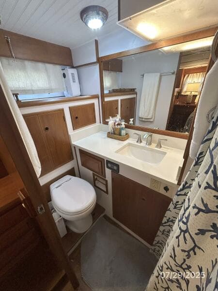 44' DeFever master stateroom head