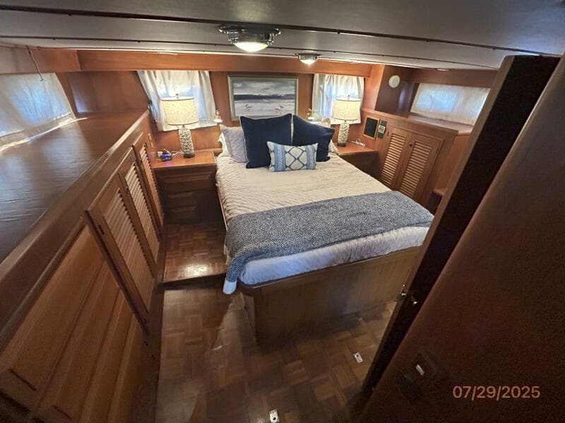 44' DeFever master stateroom1