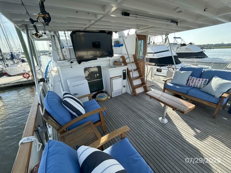 44' DeFever sundeck forward