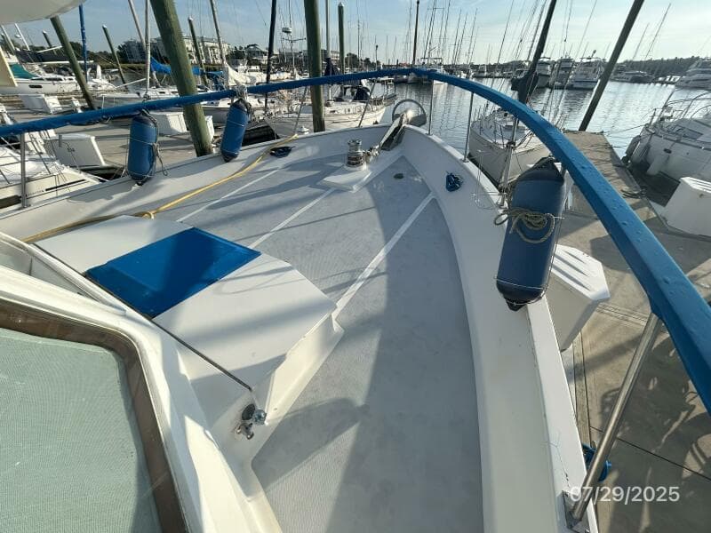 44' DeFever foredeck2