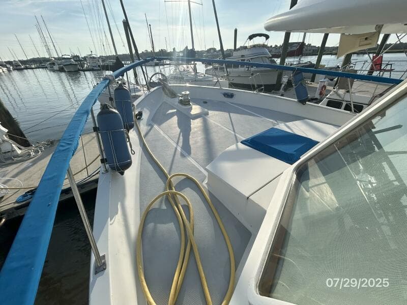 44' DeFever foredeck1