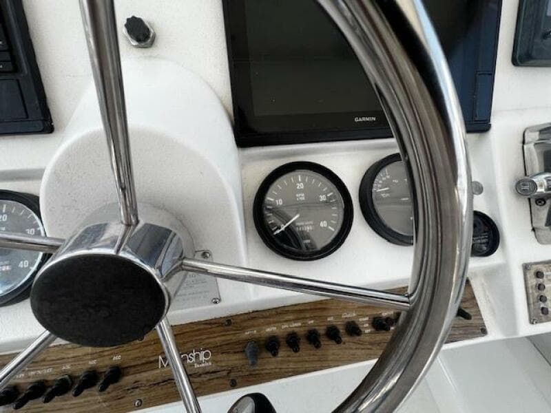 2000 Mainship 390