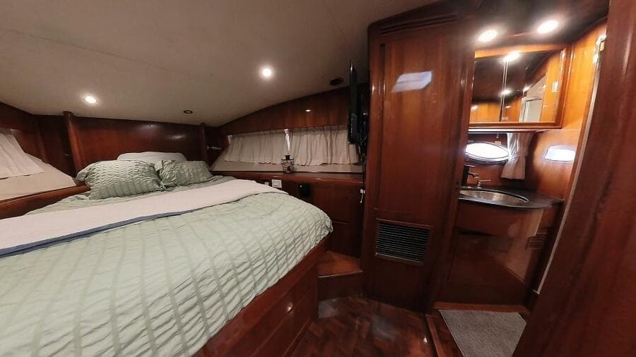 50 ft Ocean Alexander - Master Stateroom Starboard Side