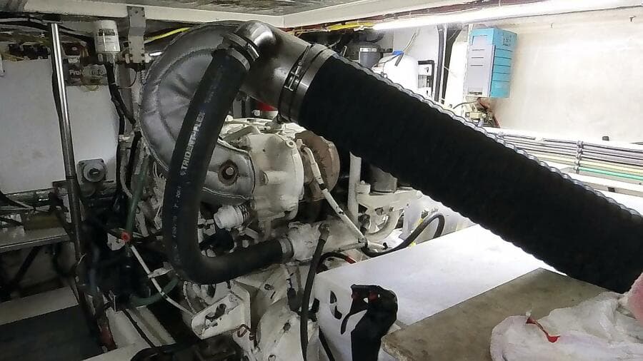 50 ft Ocean Alexander - Engine Room