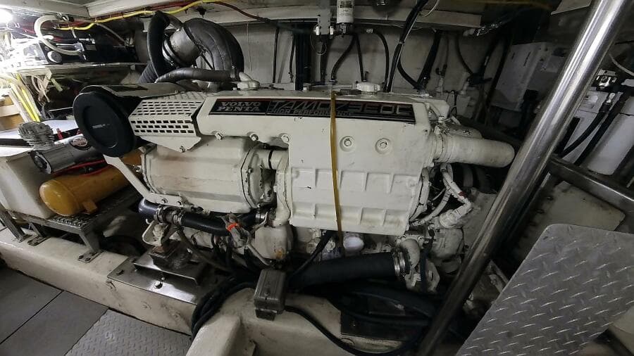 50 ft Ocean Alexander - Engine Room