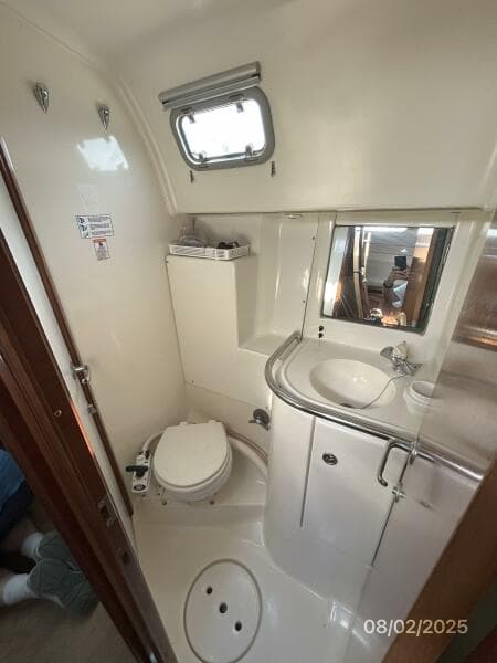 46' Beneteau aft head