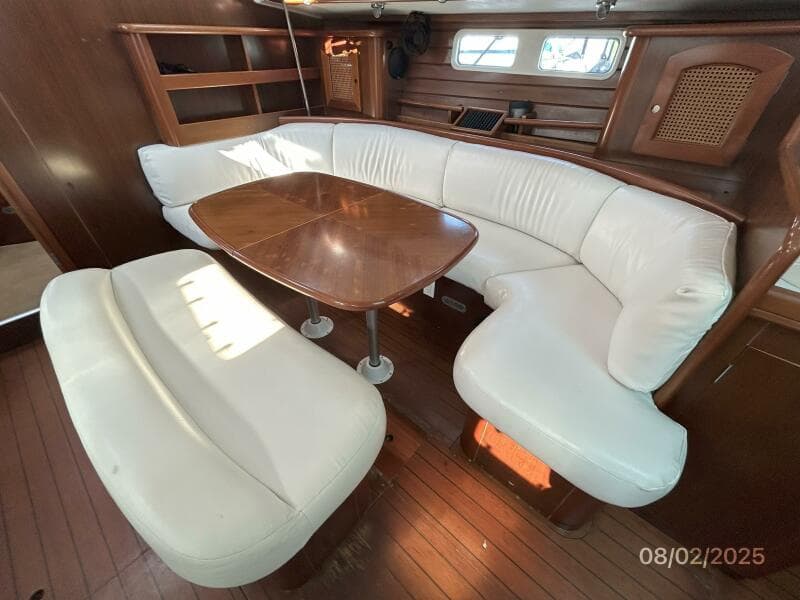 46' Beneteau salon starboard seating1