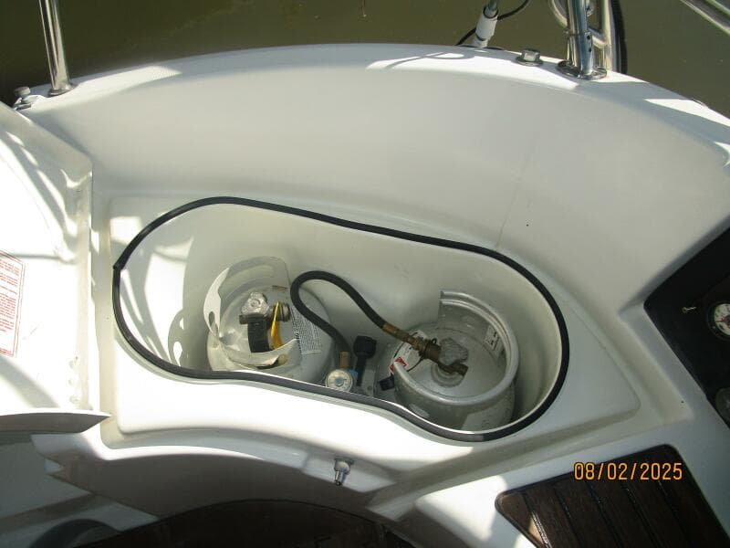 46' Beneteau cockpit propane locker