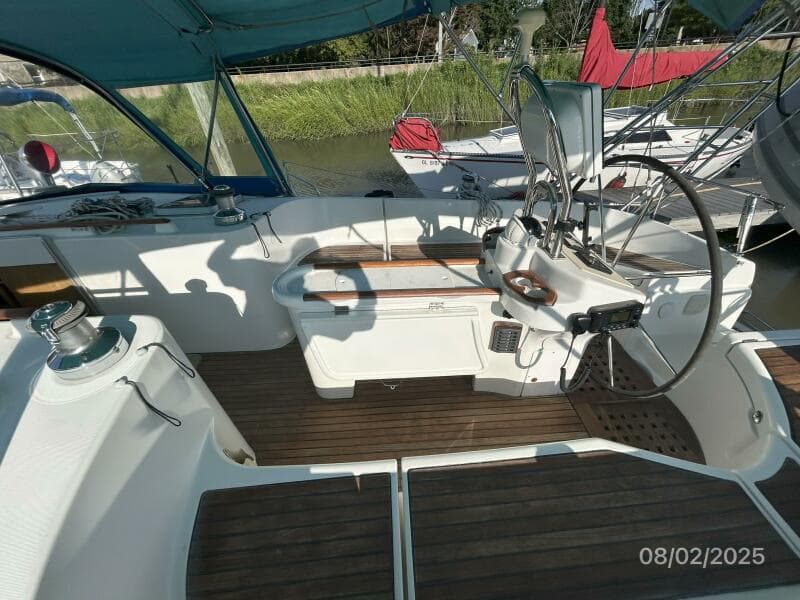 46' Beneteau cockpit starboard